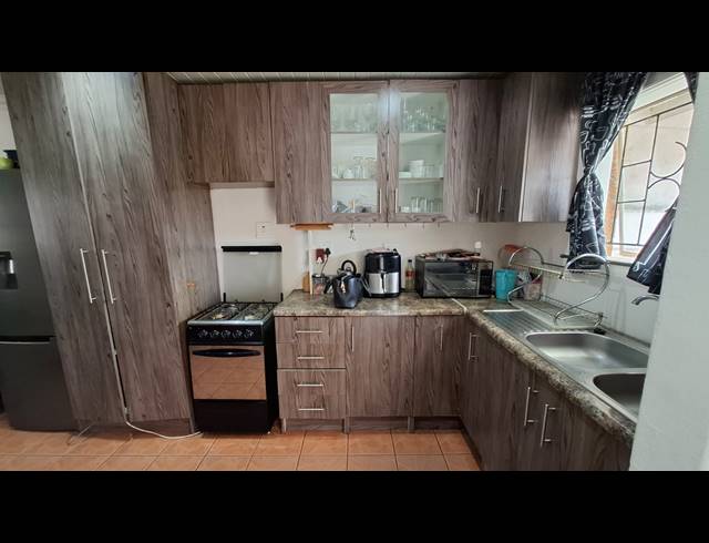 2 BEDROOM HOUSE FOR SALE IN LENTEGEUR